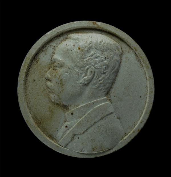 พระบรมสาทิสลักษณ์เนื้อผงจันทร์ลอย รัชกาลที่ 5 ที่ระลึกในการบูรณะปลียอดทองคำ พระบรมธาตุเจดีย์ จ.นครศรีธรรมราช สร้างปี 2537 | https://kamulet.in.th