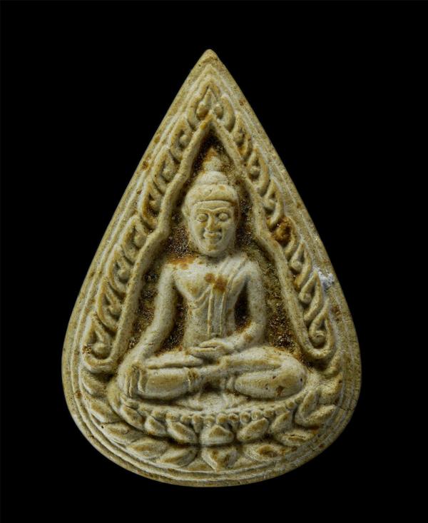 พระพุทธพิมพ์หยดน้ำ รุ่น 1 หลวงพ่อดิ่ง วัดบางวัว จ.ฉะเชิงเทรา  เนื้อผงพุทธคุณ ผงว่าน พระเก่าสวย มวลสารดี  | https://kamulet.in.th