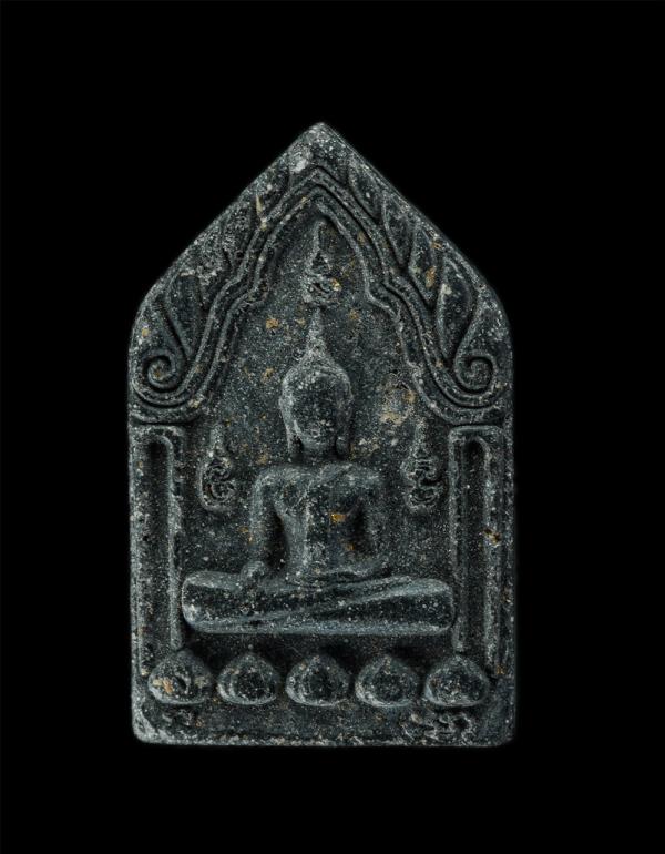 พระขุนแผน หลังพระแม่ธรณีบีบมวยผม วัดบางปิ้ง จ.สมุทรปราการ เนื้อผงพุทธคุณ ผงว่าน ผงใบลาน | https://kamulet.in.th