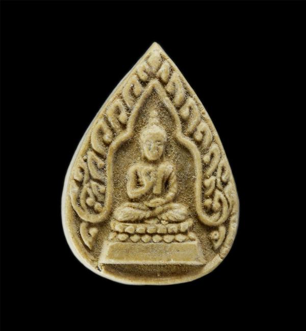 พระผงหยดน้ำ พิมพ์พระพุทธ หลวงพ่อสะอาด หฎฐจิตฺโต (พระครูสุวรรณชโลปราการ) วัดหนองเสม็ด ต.บ่อกวางทอง อ.บ่อทอง จ.ชลบุรี เนื้อผงพุทธคุณ [..] | https://kamulet.in.th