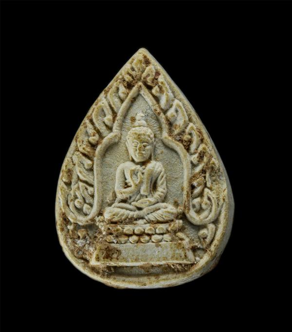 พระผงหยดน้ำ พิมพ์พระพุทธ หลวงพ่อสะอาด หฎฐจิตฺโต (พระครูสุวรรณชโลปราการ) วัดหนองเสม็ด ต.บ่อกวางทอง อ.บ่อทอง จ.ชลบุรี เนื้อผงพุทธคุณ [..] | https://kamulet.in.th