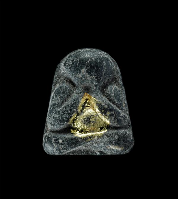 พระปิดตาหลังแบบ เนื้อผงใบลาน ผงเก่าปิดทอง พระสวย (องค์เล็ก) ไม่ทราบที่ | https://kamulet.in.th