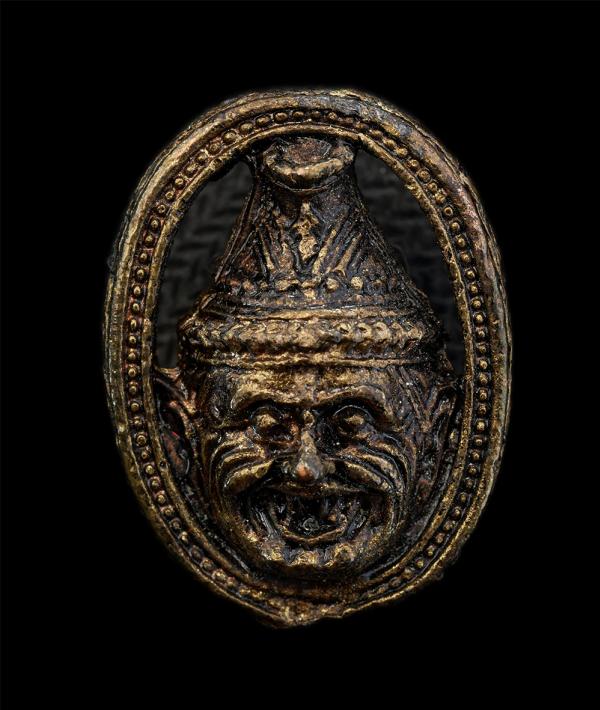 เศียรบรมครูพ่อแก่ หลังจารยันต์ ตำหนัก ท่านพ่อแก่ พุทธมงคล คลองด่าน ปี2543 เนื้อโลหะ จารยันต์ หายาก เมตามหานิยม น่าเก็บสะสมบูชา | https://kamulet.in.th