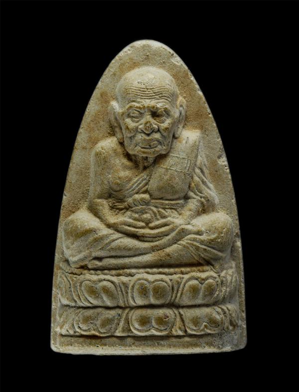 หลวงปู่ทวดพิมพ์นั่งบัว หลังยันต์นะ ว.ล.ภ ปี2545 เนื้อผงพุทธคุณ ผงว่าน พระเก่าสวย มวลสารดี | https://kamulet.in.th