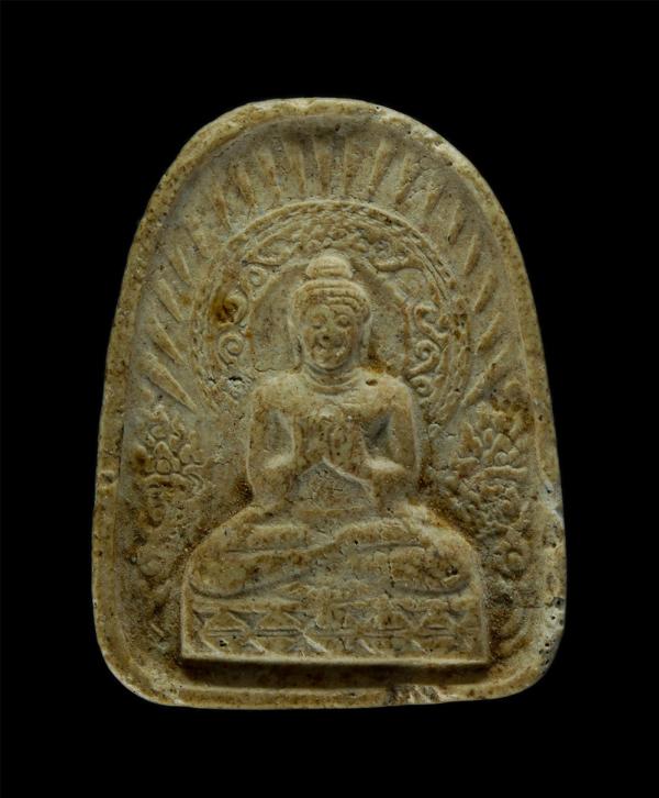 พระผงพิมพ์พระพุทธปางปฐมเทศนา หลวงพ่อชาลี อนาลโย วัดลำทหาร ต.บ้านเก่า อ.เมือง จ.กาญจนบุรี เนื้อผงพุทธคุณ ผงว่าน พระเก่าสวย มวลสารดี | https://kamulet.in.th