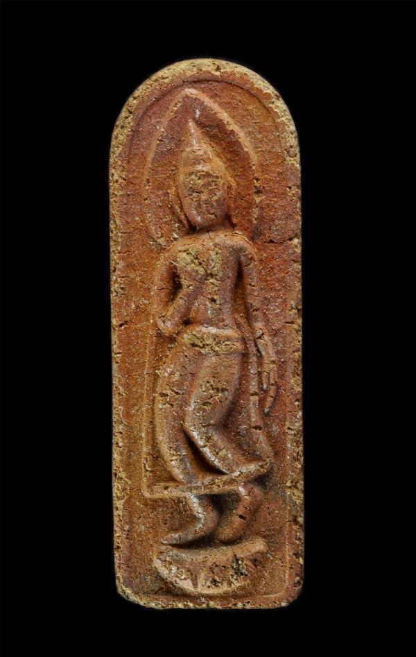 พระลีลา หลวงพ่อจ้าย กตปุญโญ วัดไผ่เกาะโพธิ์งาม ต.ดอนตาล อ.เมือง จ.สุพรรณบุรี เนื้อดินเผา พระเก่าสวย มวลสารดี  | https://kamulet.in.th