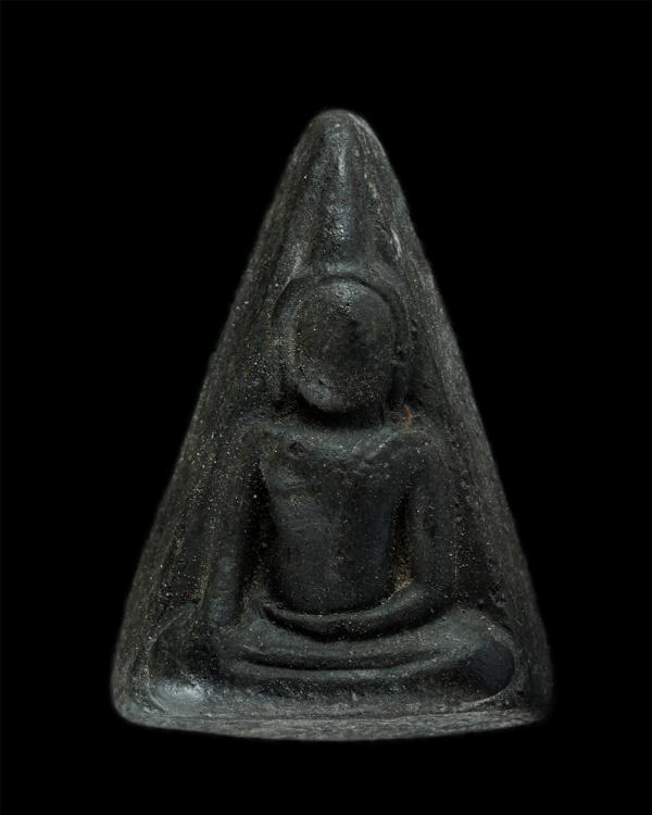 นางพญาเข่าโค้ง หลังยันต์ เนื้อผงพุทธคุณ ผงว่าน ผงใบลาน หมายเลข ๙๐๔ ไม่ทราบที่ | https://kamulet.in.th