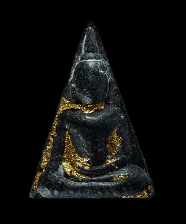 พระนางพญา หลวงปู่โค้ง(พระครูพิทักษ์ธรรมคุณ) วัดถนนโค้ง อ.ปากช่อง จ.นครราชสีมา หลังยันต์ นะ ปัดทอง เนื้อผงพุทธคุณ ผงว่าน ผงใบลาน | https://kamulet.in.th