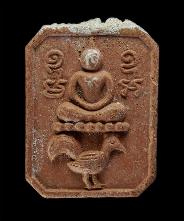 พระพิมพ์หลวงพ่อปาน ทรงขี่ไก่ หลังยันต์เกราะะเพชร เนื้อดิน อุดผง | https://kamulet.in.th