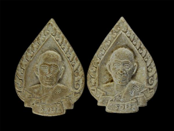 หลวงพ่อรวย วัดท่าเรือ หลังหลวงพ่อสมใจ รุ่นสร้างโบสถ์ วัดเขาโพธิ์ อ.บ้านค่าย จ.ระยอง ปี 2536 รุ่น มหามงคลนาม 9 ปรมาจารย์ เนื้อผงพุท [..] | https://kamulet.in.th