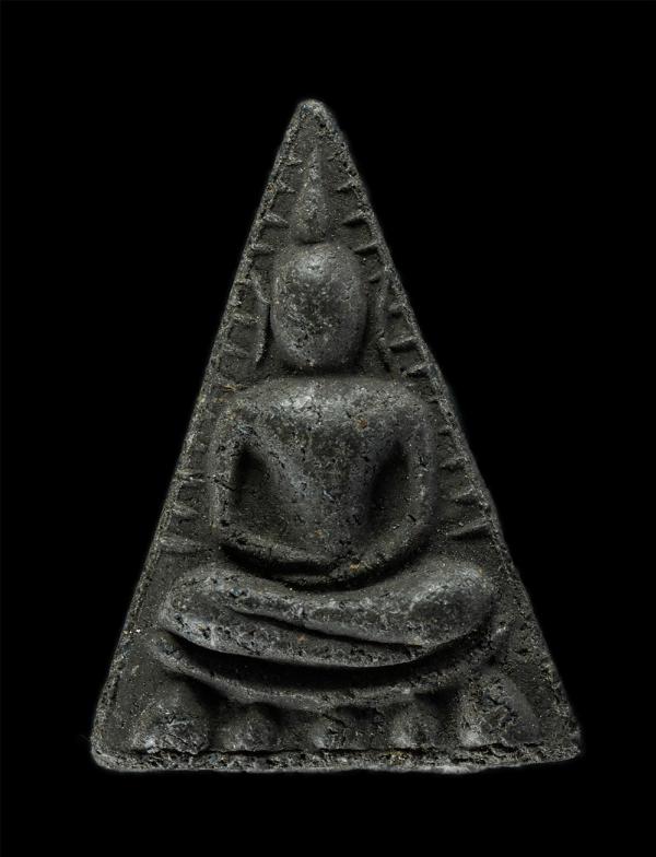 พระนางพญา หลวงพ่อวงศ์ วัดบ้านค่าย อ.บ้านค่าย จ.ระยอง เนื้อผงพุทธคุณ ผงว่านผสมแร่เหล็กไหล ผงใบลาน พระเก่าสวย มวลสารดี | https://kamulet.in.th