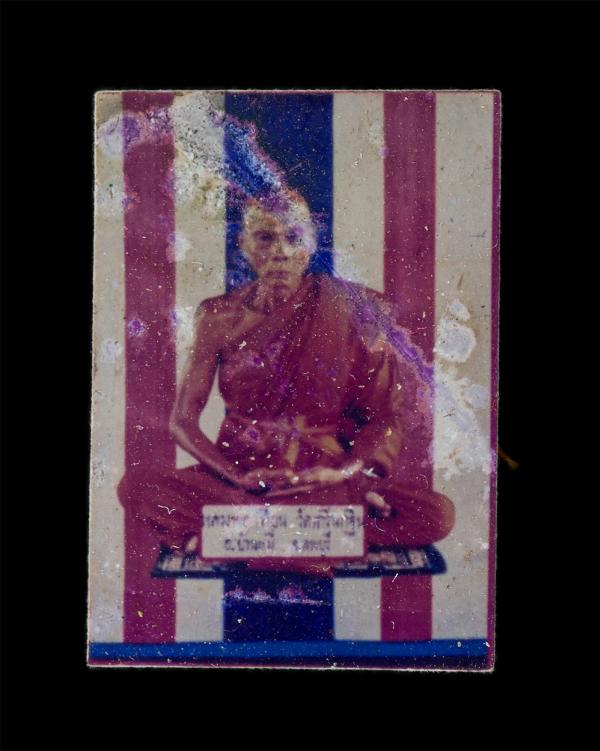 รูปถ่ายหลังธงชาติ หลวงพ่อเพี้ยน อคฺคธมฺโม(พระครูวิมลสมณวัตร) วัดเกริ่นกฐิน อ.บ้านหมี่ จ.ลพบุรี ปี2543 ที่ระลึกในงานประจำปีของวัด ห [..] | https://kamulet.in.th