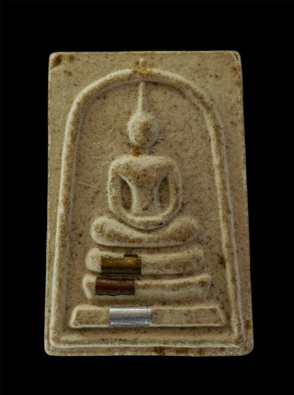 พระสมเด็จหลังรูปถ่าย หลวงปู่เหลิม (เฉลิม ผลปัญโญ) วัดพวงนิมิต ต.พวงนิมิต อ.เขาฉกรรจ์ จ.สระแก้ว เนื้อผงพุทธคุณ ฝังตะกรุด 3 กษัตริย์ [..] | https://kamulet.in.th