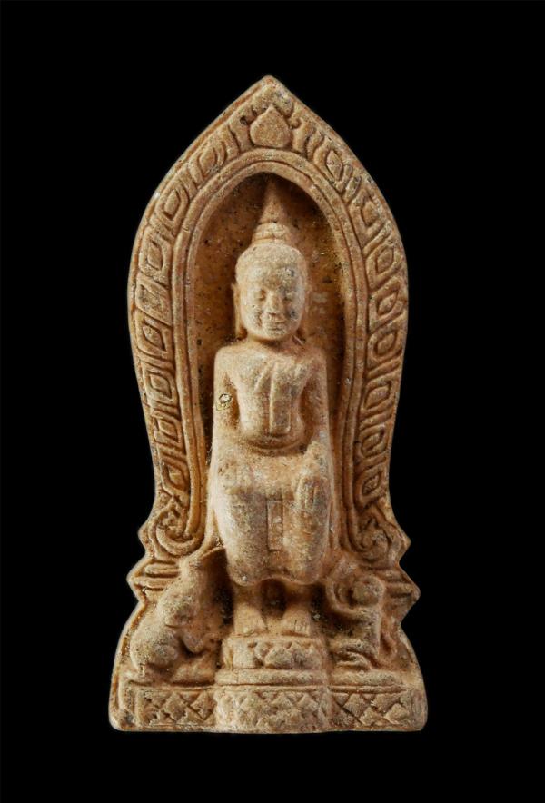 หลวงพ่อโต พิมพ์ทรงเสมา เนื้อผงกระเบื้องหลังคาพระวิหาร วัดป่าเลไลย์  จ.สุพรรณบุรี สร้างปี 2539 พระเก่าสวย มวลสารดี  | https://kamulet.in.th