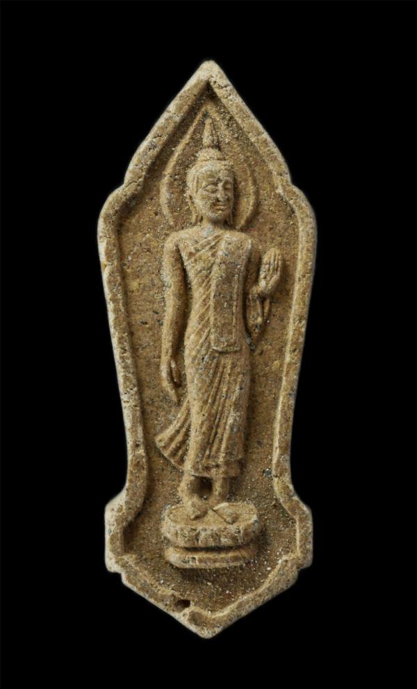 พระลีลา หลวงปู่สุธัมม์ ธัมมปาโล วัดเทพกัญญาราม บ้านชะโนด ต.ฮางโฮง อ.เมือง จ.สกลนคร ปี2553 เนื้อผงพุทธคุณ  | https://kamulet.in.th