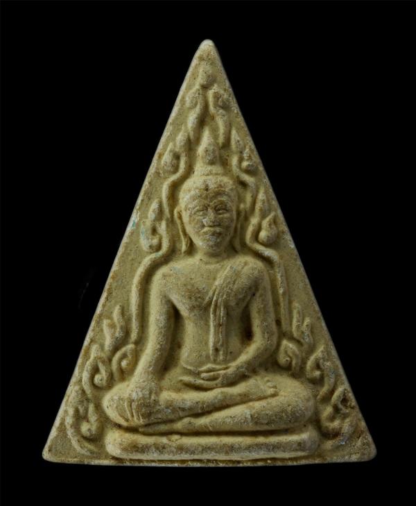 ​พระนางพญา หลังยันต์ ด้านข้างลายกนก วัดนางพญา จ.พิษณุโลก เนื้อผงพุทธคุณ ผงว่าน | https://kamulet.in.th