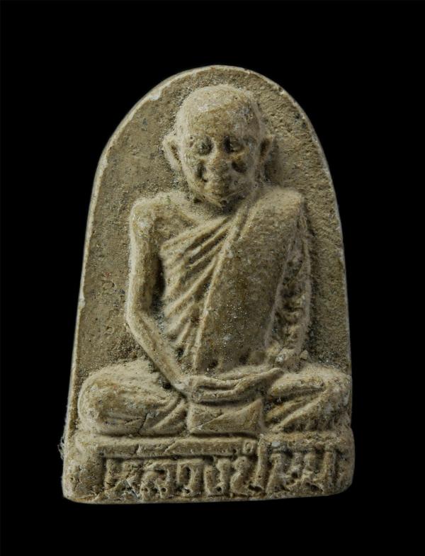 พระผงรูปเหมือนหลวงปู่ม่น วัดเนินตามาก อ.พนัสนิคม จ.ชลบุรี หลังเรียบ เนื้อผงพุทธคุณ ผงว่าน | https://kamulet.in.th