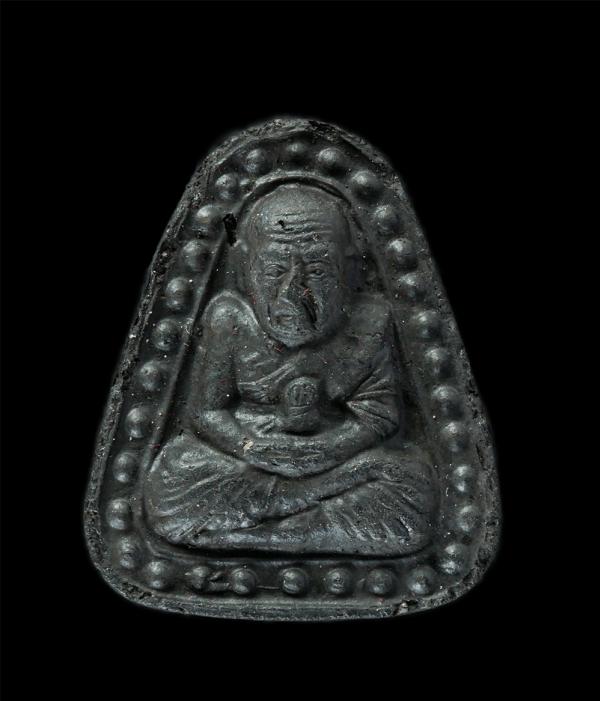 หลวงปู่ทวด พิมพ์จอบเล็ก เนื้อดินเผาสีดำ(เนื้อดินกากยายักษ์) วัดห้วยมงคล (ครบรอบ 1 ปี) ปี 2548 พระเก่าสวย มวลสารดี พิธีเข้มเขลัง | https://kamulet.in.th