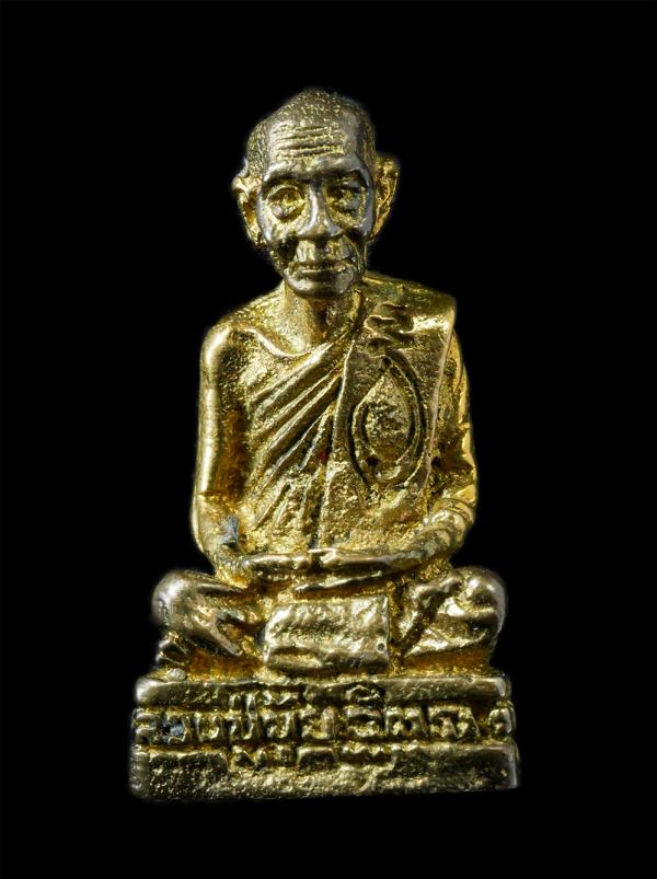 รูปหล่อหลวงปู่ขุ้ย ฐิตธัมโม วัดซับตะเคียน ต.ท่าด้วง อ.หนองไผ่ จ.เพชรบูรณ์ รุ่นมหาเศรษฐีสมปราถนา ไตรมาส ปี2550 เนื้อทองทิพย์ ทองระฆ [..] | https://kamulet.in.th