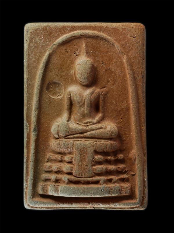 พระพุทธสิงห์นรฤทธิ์ พระอธิการพยอม สุคนฺโธ วัดบ่อระแหงคุณาราม ต.พังตรุ อ.พนมทวน จ.กาญจนบุรี เนื้อผงพุทธคุณ ดินเผา พระเก่าสวย มวลสาร [..] | https://kamulet.in.th