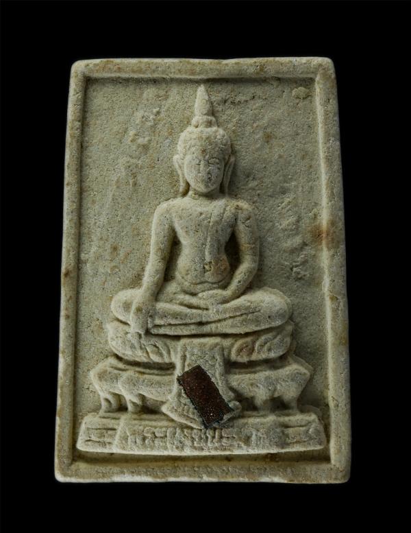 พระผงชนะมาร ฝังตะกรุด หลังพระประจำวันจันทร์ ปางห้ามญาติ หรือ ห้ามสมุทร เนื้อผงพุทธคุณ ผงว่าน | https://kamulet.in.th