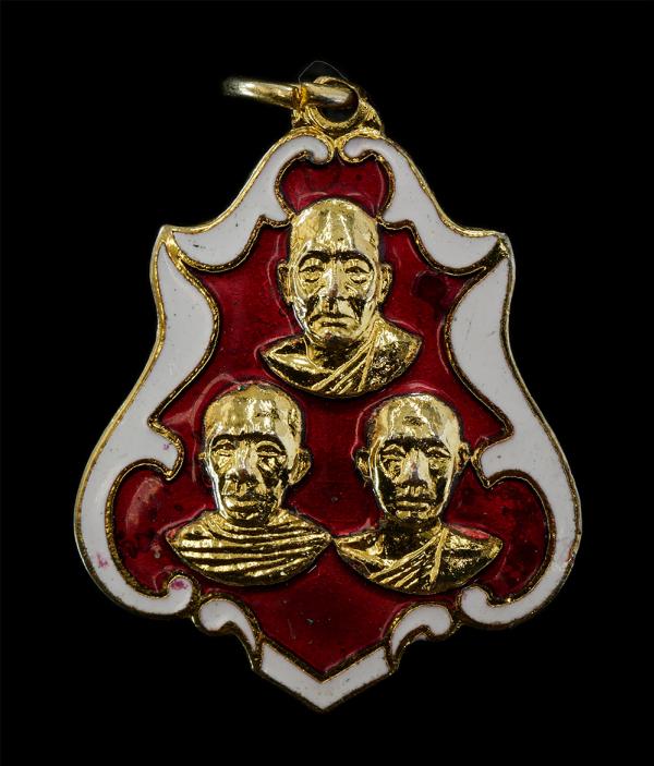 เหรียญสามคณาจารย์ งานผูกพัทธสีมา วัดราษฎร์บำรุงวนาราม(วัดเกาะ) อ.เมือง จ.ฉะเชิงเทรา ปี2523 เนื้อกะไหล่ทองลงยาขาวแดง พระเก่าสวย มวล [..] | https://kamulet.in.th