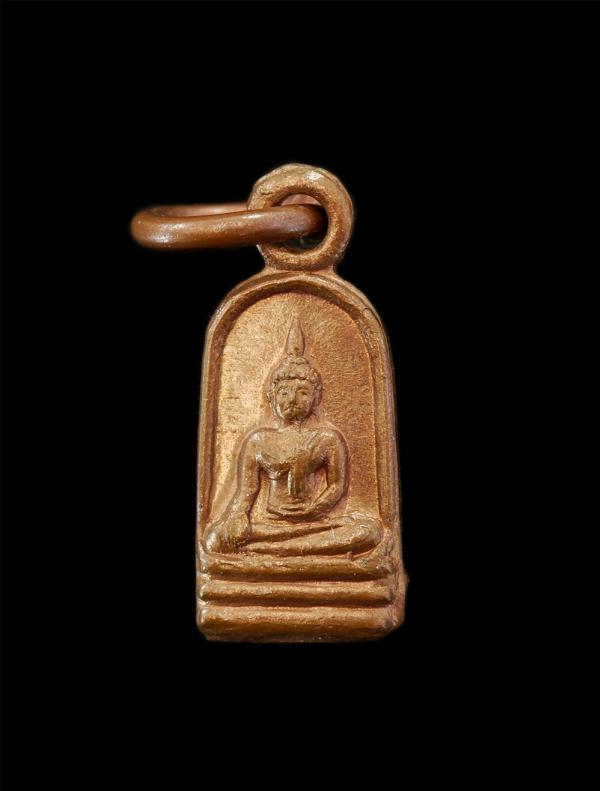 เหรียญใบมะขาม พระพุทธกิ่งกาล หลวงพ่อจอม วัดสิงห์ทอง ต.อ้อมเกร็ด อ.ปากเกร็ด จ.นนทบุรี เนื้อทองแดง ระเก่าสวย สร้างน้อย หายาก | https://kamulet.in.th