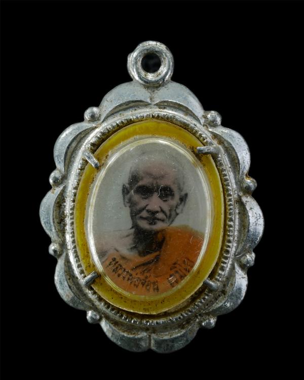 ล็อกเก็ตหลวงพ่อจ้อย ขมิโย วัดถ้ำมังกรทอง อำเภอเมือง จังหวัดกาญจนบุรี พ.ศ.2516 ที่ละลึกในงานผูกพัทธสีมา พระเก่าสวย พิธีใหญ่ สร้างน้ [..] | https://kamulet.in.th