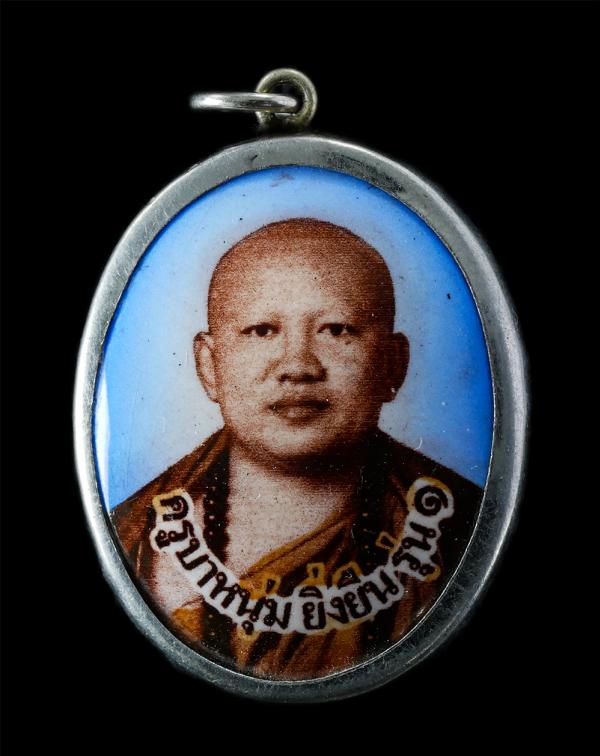 ล็อกเก็ตครูบาหนุ่ม ยิ่งยืน รุ่น๑ วัดบนดอย อ.แม่สะเรียง จ.แม่ฮ่องสอน หลังคาถา พุทธัง ธัมมัง สังฆัง สาระณัง คัจฉามิ สาธุรวย ล็อกเก็ต [..] | https://kamulet.in.th