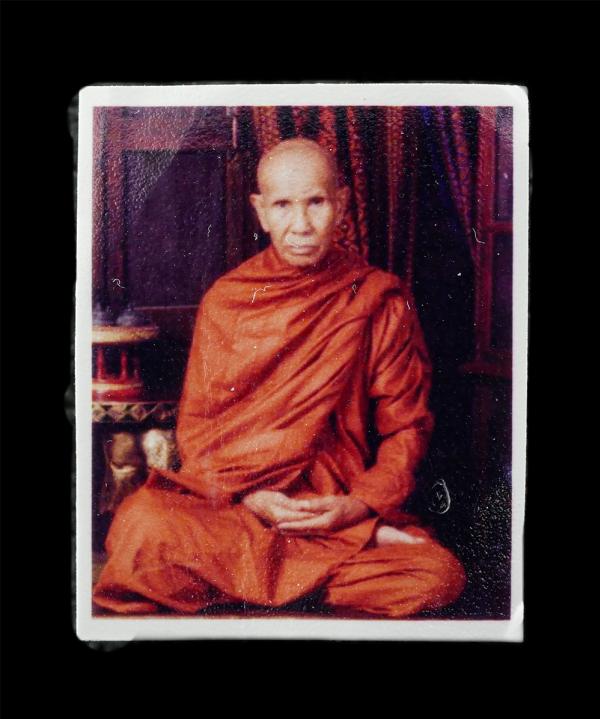 รูปถ่ายหลวงปู่ธรรมรังษี (พระมงคลรังษี สุวัฒน์ จนฺทสุวณฺโณ) วัดพระพุทธบาทพนมดิน ตำบลท่าตูม อำเภอท่าตูม จังหวัดสุรินทร์ ตอกโค๊ต หลัง [..] | https://kamulet.in.th