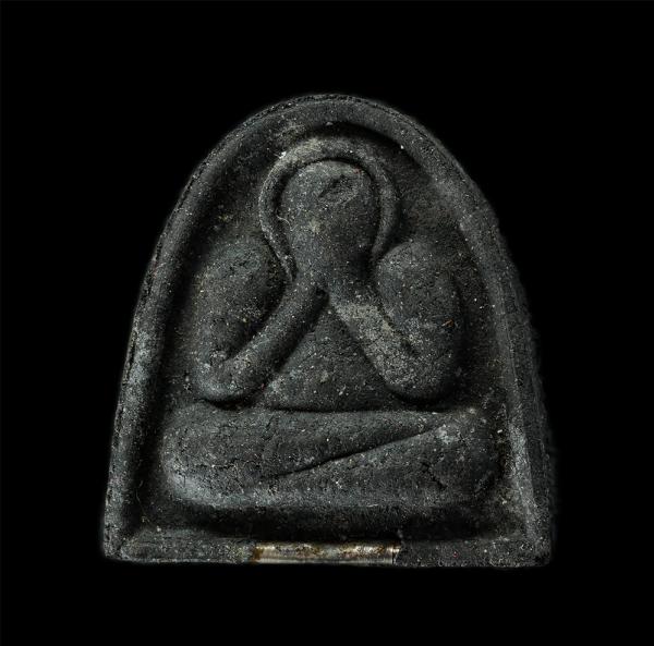 พระปิดตานักกล้ามใหญ่ หลังยันต์กระบองไขว้ หลวงพ่อพูลทรัพย์ วัดอ่างศิลา จ.ชลบุรี เนื้อผงคลุกรัก (นิยม) ฝังตะกรุดเงิน พระสวยมวลสารดี  [..] | https://kamulet.in.th