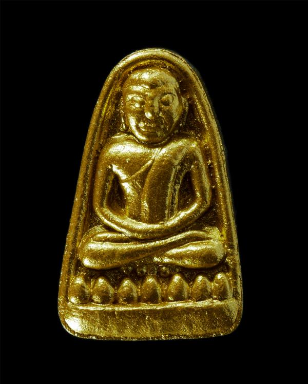 พระเพชรหลีก รุ่นแรก หลวงปู่ปัญญา ปัญญธโร วัดหนองผักหนามราษฎร์บำรุง จ.ชลบุรี พ.ศ.2554 เนื้อผงใบลาน ผงพุทธคุณฝังพลอยเสก ปัดทอง พระสว [..] | https://kamulet.in.th