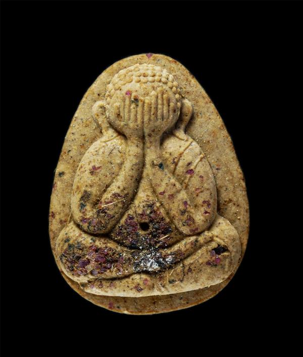 พระปิดตามหาลาภ รุ่น 1 หลวงพ่อโฉม กตปุญโญ วัดห้วยนิยม(เขาคลองซอง) อ.ปลวกแดง จ.ระยอง ปี2537 เนื้อผงพุทธคุณ ผงว่าน ฝังพลอย เกศา พระเก [..] | https://kamulet.in.th