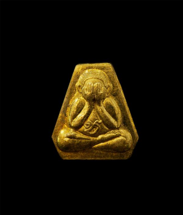 พระปิดตาสาริกา พระอาจารย์สุพจน์ ฐานังกโร สำนักสงฆ์เขาดินเนินหย่อง ต.หนองบัว อ.บ้านค่าย จ. ระยอง เนื้อทองทิพย์ ทองระฆัง ตอกโค๊ต นะ  [..] | https://kamulet.in.th