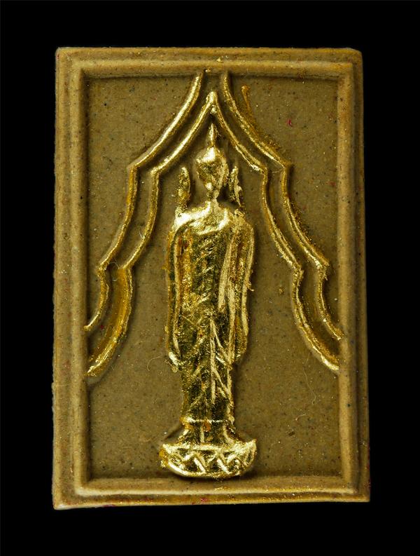 พระสมเด็จพระพุทธฉาย วัดสิงห์ ต.พระงาม อ.พรหมบุรี จ.สิงห์บุรี ปี2550 หลังปั้มหมึกแดงตราสิงห์ เนื้อผงพุทธคุณ ผงว่าน ปิดทอง พระเก่าสว [..] | https://kamulet.in.th