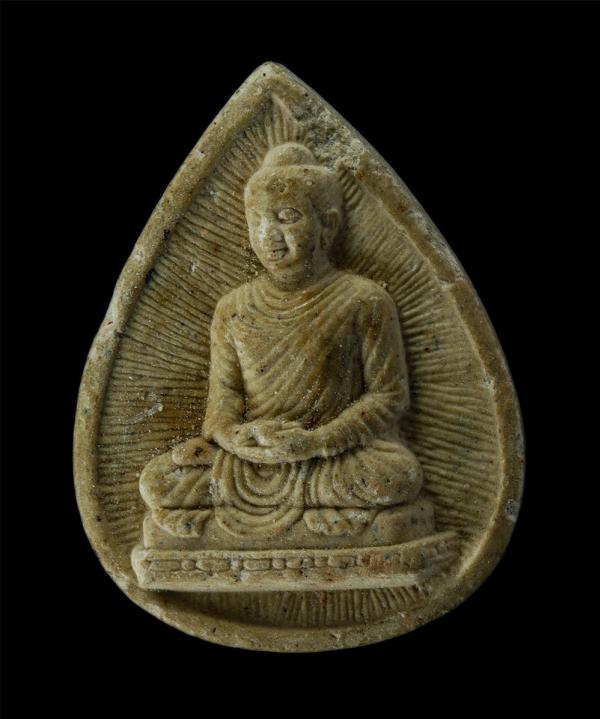 พระผงพระพุทธ หลังพุทธมารดา หลวงพ่อจ้อย พุทธสโร วัดหนองน้ำเขียว อ.บ้านบึง จ.ชลบุรี ปี2537 เนื้อผงพุทธคุณ ผงว่าน | https://kamulet.in.th