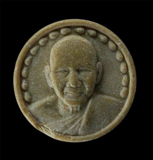 พระผงจันทร์ลอย หลังหน้าเสือ หลวงพ่อเปิ่น วัดบางพระ อ.นครชัยศรี จ.นครปฐม เนื้อผงน้ำมัน ผงพุทธคุณ ผงว่าน พระเก่าสวย มวลสารดี | https://kamulet.in.th