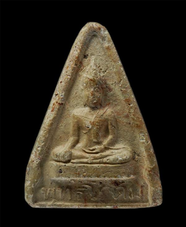 พระพุทธโคดม หลวงพ่อขอม วัดไผ่โรงวัว จ.สุพรรณบุรี ปี2505 พิมพ์สามเหลี่ยมหลังยันต์  เนื้อดิน  | https://kamulet.in.th