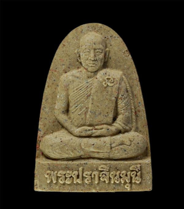 ​พระผงรูปเหมือน หลังยันต์นกคุ้มกันไฟ หลวงพ่อณรงค์ชัย รกฺขิตสีโล(พระปราจีนมุนี) วัดป่าทรงคุณ อำเภอเมือง จังหวัดปราจีนบุรี สร้างปี 2 [..] | https://kamulet.in.th