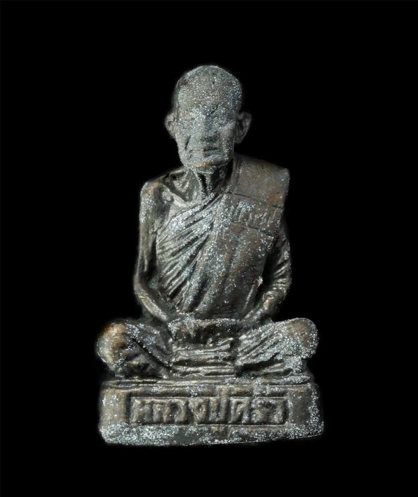 รูปหล่อหลวงปู่คร่ำ ยโสธโร(พระมงคลศีลาจารย์) วัดวังหว้า อ.แกลง จ.ระยอง ปี2535 ที่ระลึกในงานผูกพัทธสีมา วัดราชบังลัง(ทะเลน้อย) อ.แกล [..] | https://kamulet.in.th