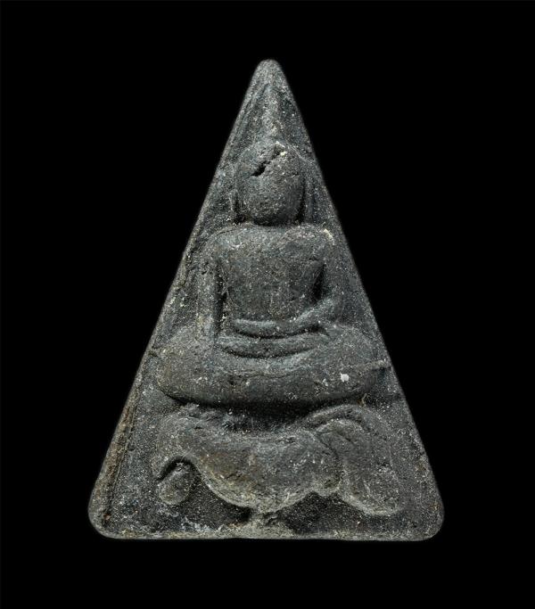 พระสมเด็จนางพญาขี่ไก่ หลวงพ่อทองดี อรุโณ วัดสุรศักดิ์มนตรี ต.เขาคันทรง อ.ศรีราชา จ.ชลบุรี ปี2546 เนื้อผงพุทธคุณ ผงว่าน ผงใบลาน(องค [..] | https://kamulet.in.th