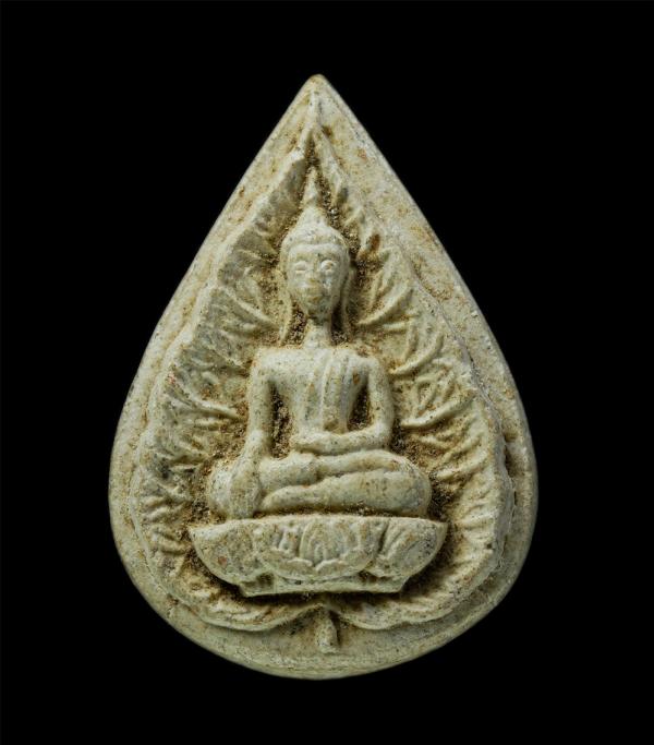 พระเนื้อผงพิมพ์ใบโพธิ์ หลวงพ่อติ้ว วัดหัวถนน จ.ชลบุรี ปี2529 เนื้อผงพุทธคุณ ผงว่าน | https://kamulet.in.th