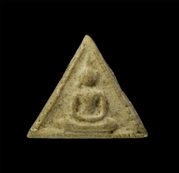 พระสมเด็จ พิมพ์สามเหลี่ยม เนื้อผงเก่า พระขนาดเล็ก ไม่ทราบที่ | https://kamulet.in.th