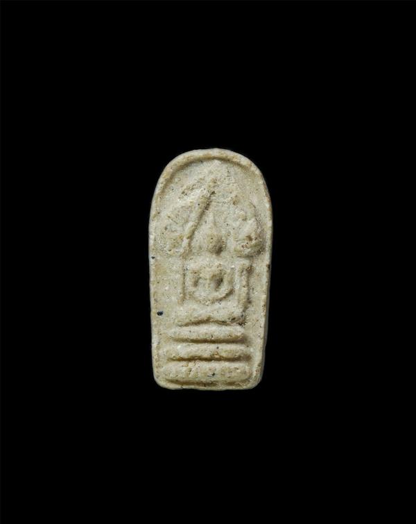 พระปรกใบมะขามเนื้อผง(ซุ้มเขมร) หลวงพ่อหยอด วัดแก้วเจริญ จ.สมุทรสงคราม รุ่นแรก พศ.2497 หลวงปู่ใจ, หลวงพ่อแดง, หลวงพ่อเต๋ ฯลฯ เนื้อผ [..] | https://kamulet.in.th