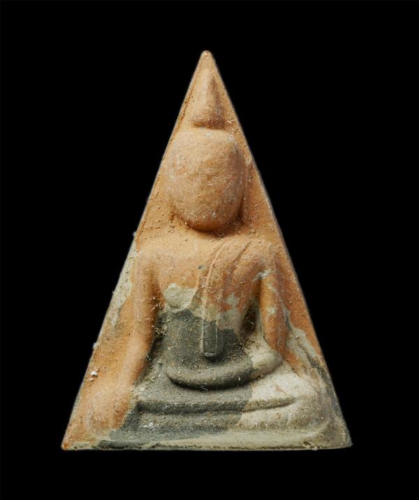 พระสมเด็จนางพญา วัดป่าภูธรพิทักษ์ ต.ธาตุเชิงชุม อ.เมืองสกลนคร จ.สกลนคร เนื้อผงพุทธคุณ ผงว่าน รวมมวลสาร พระสวย มวลสารดี | https://kamulet.in.th