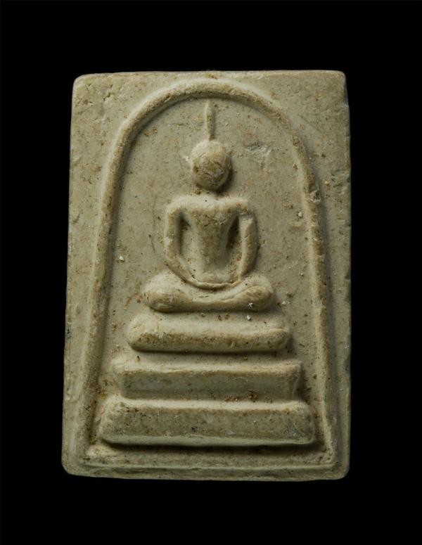 พระสมเด็จ หลวงพ่อนิยม วัดป่าหลักร้อย อ.โนนไทย จ.นครราชสีมา รุ่นเหล็กน้ำพี้ ปี2543 เนื้อผงพุทธคุณ ผงว่าน | https://kamulet.in.th