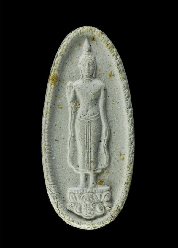 พระผงพระพุทธกาญจนพรสยามภูมิ พระพุทธรูปประจำวันเกิดพระบาทสมเด็จพระเจ้าอยู่หัว สร้างในวโรกาศทรงครองสิริราชสมบัติ 50 ปี พ.ศ.2539 เททอ [..] | https://kamulet.in.th