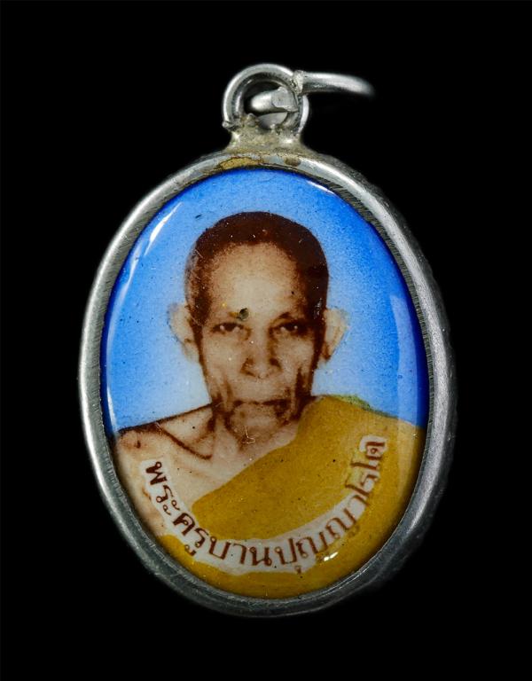 ล็อกเก็ตพระครูบาน ปุญญาโรโต หลังยันต์พระเจ้าห้าพระองค์ ล็อกเก็ตเก่าสวย  | https://kamulet.in.th