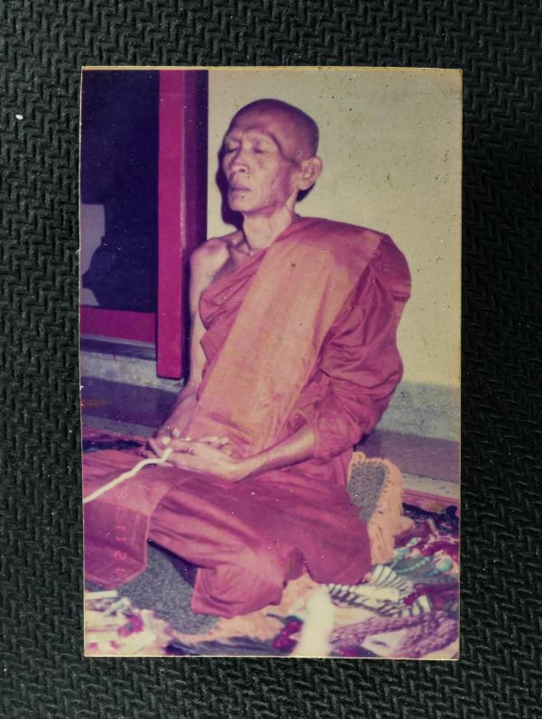 รูปถ่ายเก่าหลวงปู่สอน ขนฺติธมฺโม (พระครูขันติธรรมรัต) วัดศาลเจ้า ต.บ้านกลาง อ.เมือง จ.ปทุมธานี หลังปั้มยันต์ ตราวัดศาลเจ้า นั่งปลุ [..] | https://kamulet.in.th