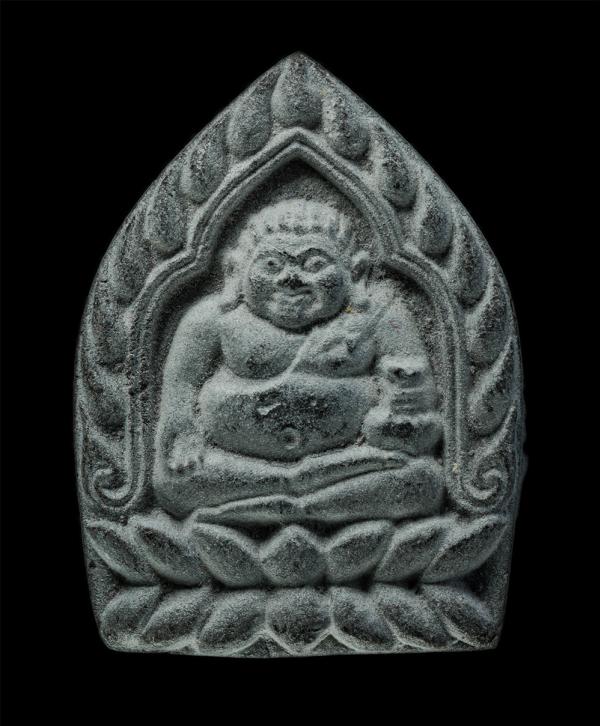 พระสังกัจจายน์พิมพ์เจ้าสัว หลังยันต์กระบองไขว้ รุ่นเสาร์ 5 เจริญทรัพย์ หลวงพ่อพูลทรัพย์ กนฺตสีโล(พระครูวิมลศิลาภรณ์) วัดอ่างศิลา จ [..] | https://kamulet.in.th